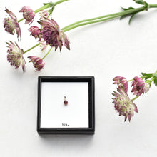 画像をギャラリービューアに読み込む, 赤い天然石ガーネット シングルピアス|bis.(ビス)