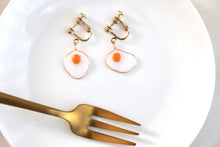 画像をギャラリービューアに読み込む, ぷっくりツヤツヤ目玉焼きピアス.イヤリング ミニチュア Sunny-side up|Lab407(ラボヨンマルナナ)