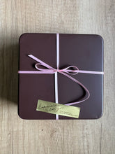 画像をギャラリービューアに読み込む, ずっといっしょ しろいうさぎとくろいうさぎのバレンタインクッキー缶 large|chinami sweets(チナミスイーツ)