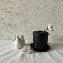 画像をギャラリービューアに読み込む, シルクハットとハトの花瓶セット|とうげい hanaga(トウゲイ ハナガ)