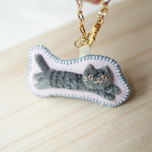 画像をギャラリービューアに読み込む, 和み猫のバッグチャーム 灰とら ながのび|Little Plum(リトルプラム)