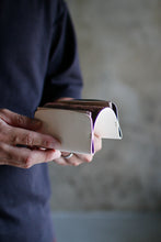 画像をギャラリービューアに読み込む, 革の質感まで“印象”になる名刺入れ〈UNUS-C〉|Has(ハズ)