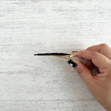 画像をギャラリービューアに読み込む, へそ天で眠るネコ・殿の髪飾り|maltamarie(マルタマリエ)