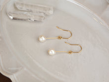 画像をギャラリービューアに読み込む, 「月の雫珠」国産あこや真珠バロックパール*サージカルステンレス・ピアス(ロング)|ツバメ舎(ツバメシャ)