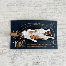 画像をギャラリービューアに読み込む, へそ天で眠るネコ・殿の髪飾り|maltamarie(マルタマリエ)