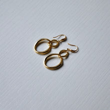 画像をギャラリービューアに読み込む, 柔らかな光|ダブルリングのニュアンス耳飾り|Une(ウーネ)