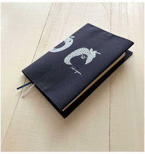 画像をギャラリービューアに読み込む, 文鳥さんがかわいいブックカバー【ブンコカバー】ネイビー&シルバー|コトリヨガ