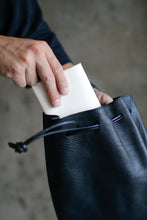 画像をギャラリービューアに読み込む, 削ぎ落とした職人仕立ての折財布〈LOCUS-SW〉|Has(ハズ)