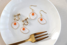 画像をギャラリービューアに読み込む, ぷっくりツヤツヤ目玉焼きピアス.イヤリング ミニチュア Sunny-side up|Lab407(ラボヨンマルナナ)