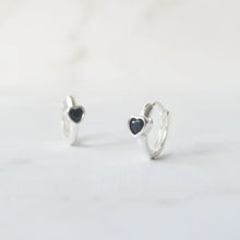 画像をギャラリービューアに読み込む, オニキス ハートハギーピアス(シルバー925)|SMUK(スムーク)