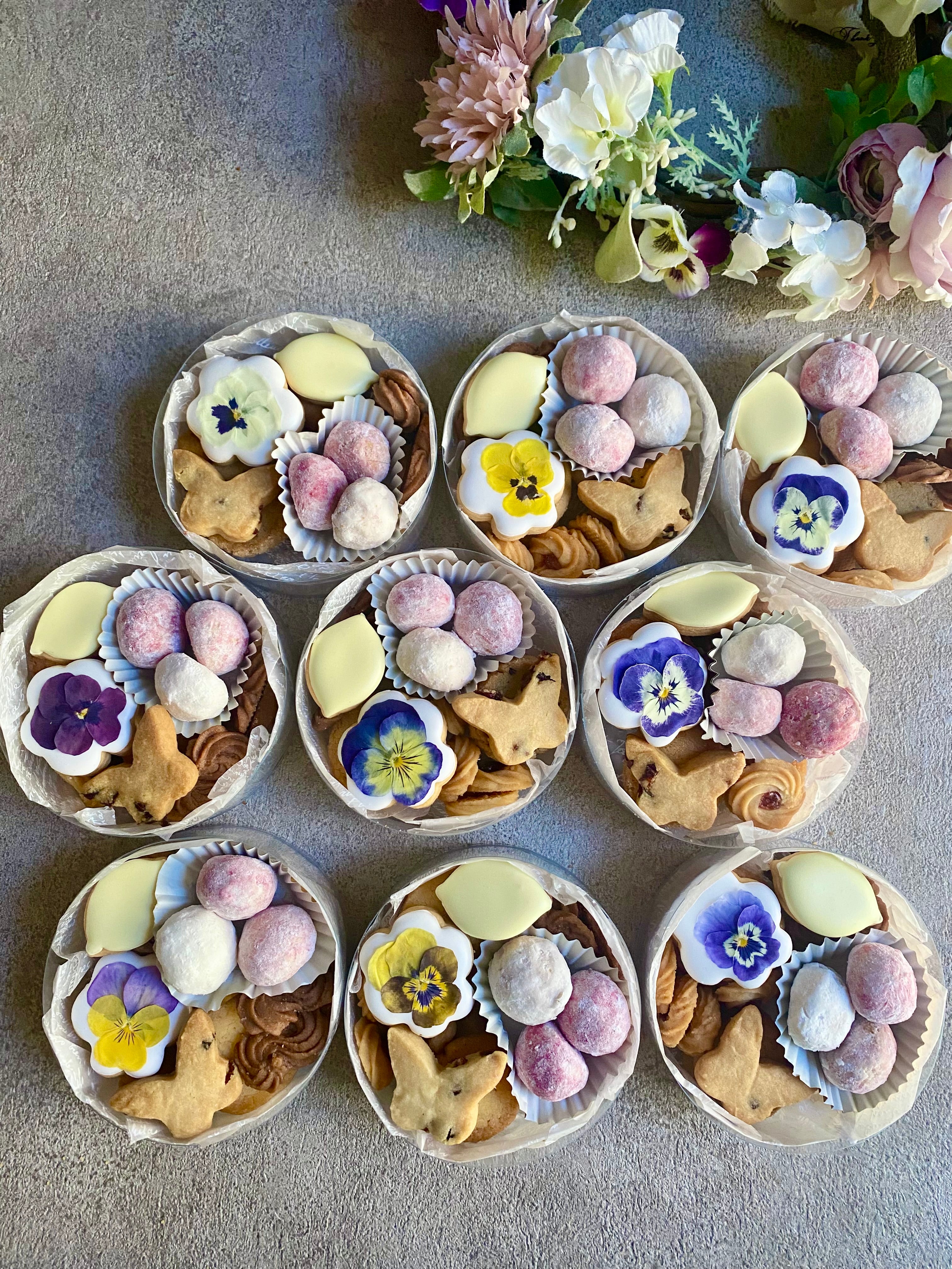 【＊さおり＊様】フェイクスイーツ◆菫ブーケ飾♬ハート型♡パリパリ苺のミルフィーユ Lemon & Flowers Cookie Box｜sumirecookies（スミレクッキーズ