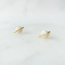 画像をギャラリービューアに読み込む, プラネットモチーフ オパール スタッドピアス(シルバー925/18Kゴールドプレーティング)|SMUK(スムーク)