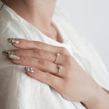 画像をギャラリービューアに読み込む, 14kgfのリング。繊細なクリスタルガラスのパヴェが手元をより繊細に|BLANCHE NEIGE(ブランシュネージュ)