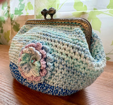 画像をギャラリービューアに読み込む, グラデーションブルーポーチ ガーベラ付き|M'S CROCHET(エムズクロシェット)