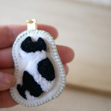 画像をギャラリービューアに読み込む, 和み猫のキーホルダー 後ろ姿 白と黒|Little Plum(リトルプラム)