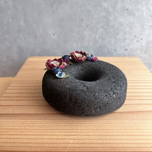 画像をギャラリービューアに読み込む, 炭団オブジェ / リース+赤+紺|櫂の炭(カイノスミ)