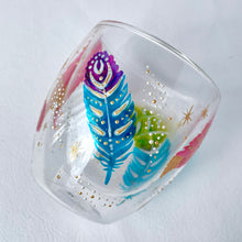 画像をギャラリービューアに読み込む, カラフルなフェザーが舞う-Wウォールグラス|RYUEN(リュウエン)