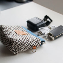 画像をギャラリービューアに読み込む, イヤホンポーチ/ガジェットポーチ/ケーブルポーチ(茶系ツイード)| 鍵、イヤホン、ケーブルなどの収納・持ち運びに便利 | 実用的 | 男前 | ギフト | クリスマスプレゼント | 誕生日 | バレンタイン | プチギフト | 男性 | 女性 | メンズ | ユニセックス|Des Ailes(デゼル)