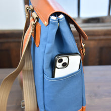 画像をギャラリービューアに読み込む, MUDITA HILL|岡喜近江牛レザーと高島帆布で作った フラップ付きリュック(2バックル) 【びわ湖ブルー・ブライトキャメル】|Cogocoro(コゴコロ)