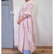画像をギャラリービューアに読み込む, 上質リネンのカシュクールワンピース さくら|かっぽう着屋(カッポウギヤ)|かっぽう着屋(カッポウギヤ)