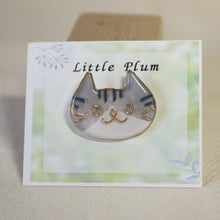 画像をギャラリービューアに読み込む, ごきげんな猫のちいさなブローチ 灰色とら|Little Plum(リトルプラム)