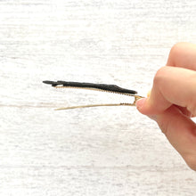 画像をギャラリービューアに読み込む, へそ天で眠るネコ・ぐりの髪飾り|maltamarie(マルタマリエ)