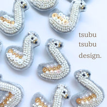 画像をギャラリービューアに読み込む, ブローチ【スワン】|tsubutsubu design.(ツブツブデザイン)
