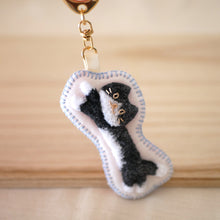 画像をギャラリービューアに読み込む, 和み猫のキーホルダー はちわれ ながのび|Little Plum(リトルプラム)