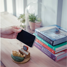 画像をギャラリービューアに読み込む, テレビを見る茶トラ スマホスタンド|WooBia(ウービア)