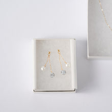 画像をギャラリービューアに読み込む, 耳元でチラっと揺れる上質なサクランボ。パヴェボールとパールの相性ばっちりコンビのピアス|BLANCHE NEIGE(ブランシュネージュ)