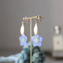 画像をギャラリービューアに読み込む, 本物のネモフィラとメタルリーフのピアス/イヤリング|FT2 works(エフティーツーワークス)