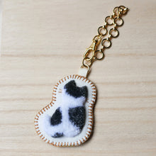 画像をギャラリービューアに読み込む, 和み猫のバッグチャーム うしろ 白と黒|Little Plum(リトルプラム)