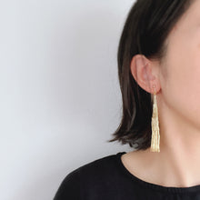 画像をギャラリービューアに読み込む, ゴールドのロングビーズフリンジピアス/イヤリング|Ahki Beadwork(アーキービーズワーク)