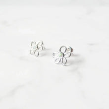 画像をギャラリービューアに読み込む, フラワーオパール スタッドピアス(シルバー925/ロジウムプレーティング)|SMUK(スムーク)