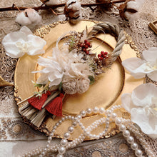 画像をギャラリービューアに読み込む, 白いお花と赤い南天のしめ縄|flowers luciole(フラワーズ ルシオール)