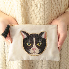 画像をギャラリービューアに読み込む, キャット刺繍フラットポーチ 17×13cm|猫とイチオクノホシ(ネコトイチオクノホシ)