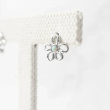 画像をギャラリービューアに読み込む, フラワーオパール スタッドピアス(シルバー925/ロジウムプレーティング)|SMUK(スムーク)