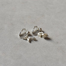 画像をギャラリービューアに読み込む, お花のカレンシルバーと天然石のイヤリング|YEAH.JAPAN(イエアジャパン)