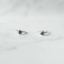 画像をギャラリービューアに読み込む, オニキス ハートハギーピアス(シルバー925)|SMUK(スムーク)