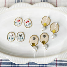 画像をギャラリービューアに読み込む, 赤いお花×チェック イヤリング|slowly&starry(スローリーアンドスターリー)