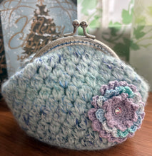 画像をギャラリービューアに読み込む, 薄紫のガーベラ付き空色がま口ポーチ|M'S CROCHET(エムズクロシェット)