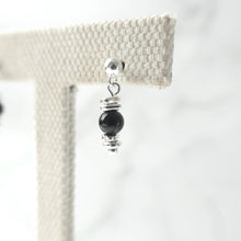 画像をギャラリービューアに読み込む, ブラックガーネット・シルバー925ダングルピアス|SMUK(スムーク)