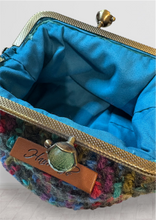 画像をギャラリービューアに読み込む, グリーン系マルチカラーのがま口ポーチ|M'S CROCHET(エムズクロシェット)