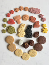 画像をギャラリービューアに読み込む, ずっといっしょ しろいうさぎとくろいうさぎのはるいろクッキー缶(mini)|chinami sweets(チナミスイーツ)