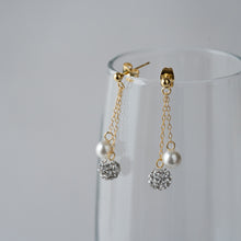 画像をギャラリービューアに読み込む, 耳元でチラっと揺れる上質なサクランボ。パヴェボールとパールの相性ばっちりコンビのピアス|BLANCHE NEIGE(ブランシュネージュ)