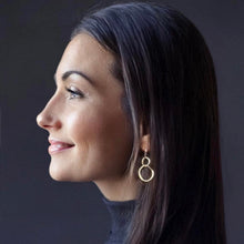 画像をギャラリービューアに読み込む, 柔らかな光|ダブルリングのニュアンス耳飾り|Une(ウーネ)
