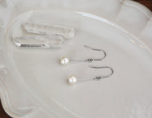 画像をギャラリービューアに読み込む, 「月の雫珠」国産あこや真珠バロックパール*サージカルステンレス・ピアス(ロング)|ツバメ舎(ツバメシャ)