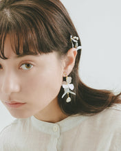 画像をギャラリービューアに読み込む, white flower petal|felice(フェリーチェ)