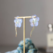 画像をギャラリービューアに読み込む, 本物のネモフィラとペリドットの揺れるピアス/イヤリング|FT2 works(エフティーツーワークス)