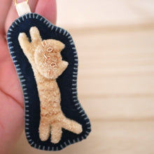 画像をギャラリービューアに読み込む, 和み猫のキーホルダー 茶とら ながのび|Little Plum(リトルプラム)